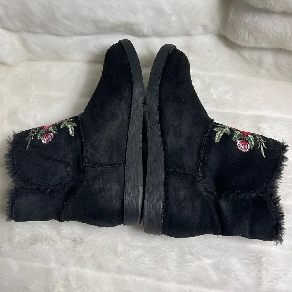 Rock & Candy black faux suede boots .Red rose embroidery faux fur lining SZ10